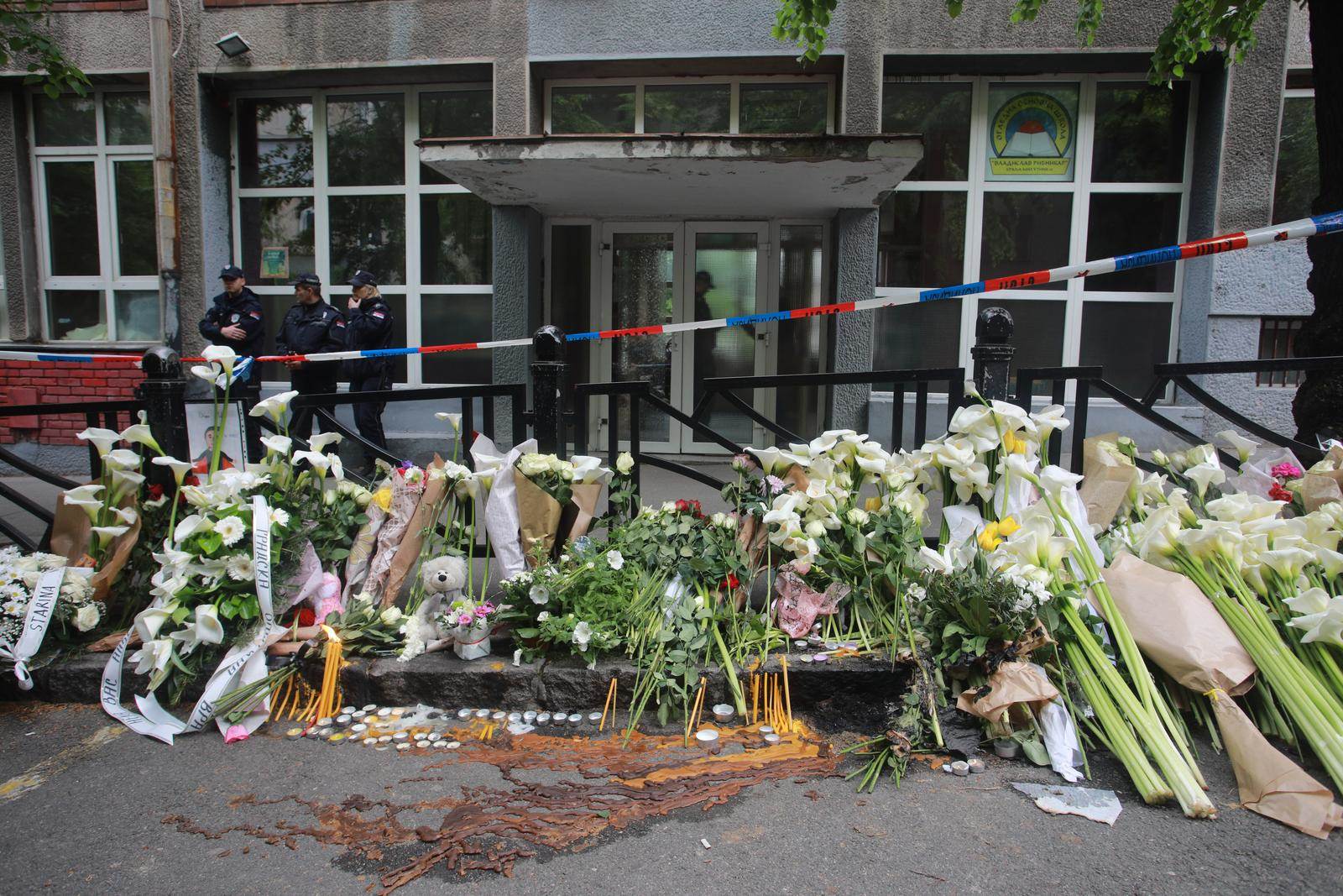  cvijeće pred školom u Beogradu u kojoj je izvršen masakr 