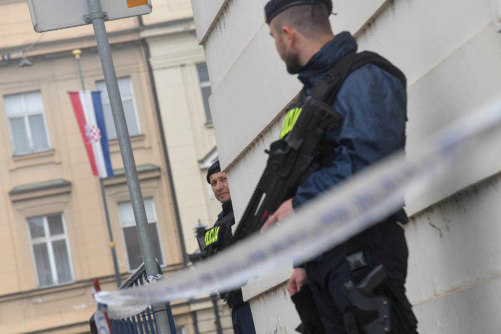 interventna policija pred Banskim dvorima interventna policija pred Banskim dvorima