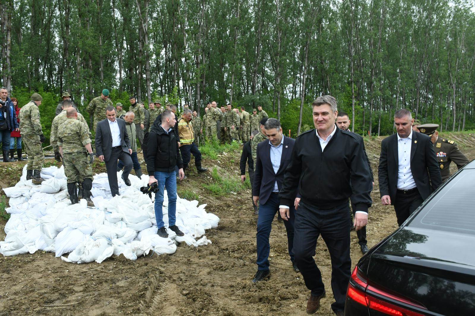  Predsjednik Zoran Milanović u poplavljenom području u okolici Petrinje 