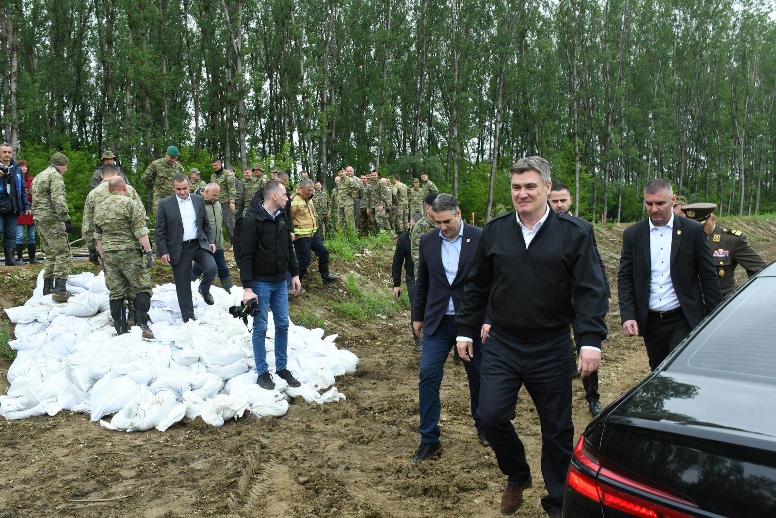 Predsjednik Zoran Milanović u poplavljenom području u okolici Petrinje Predsjednik Zoran Milanović u poplavljenom području u okolici Petrinje