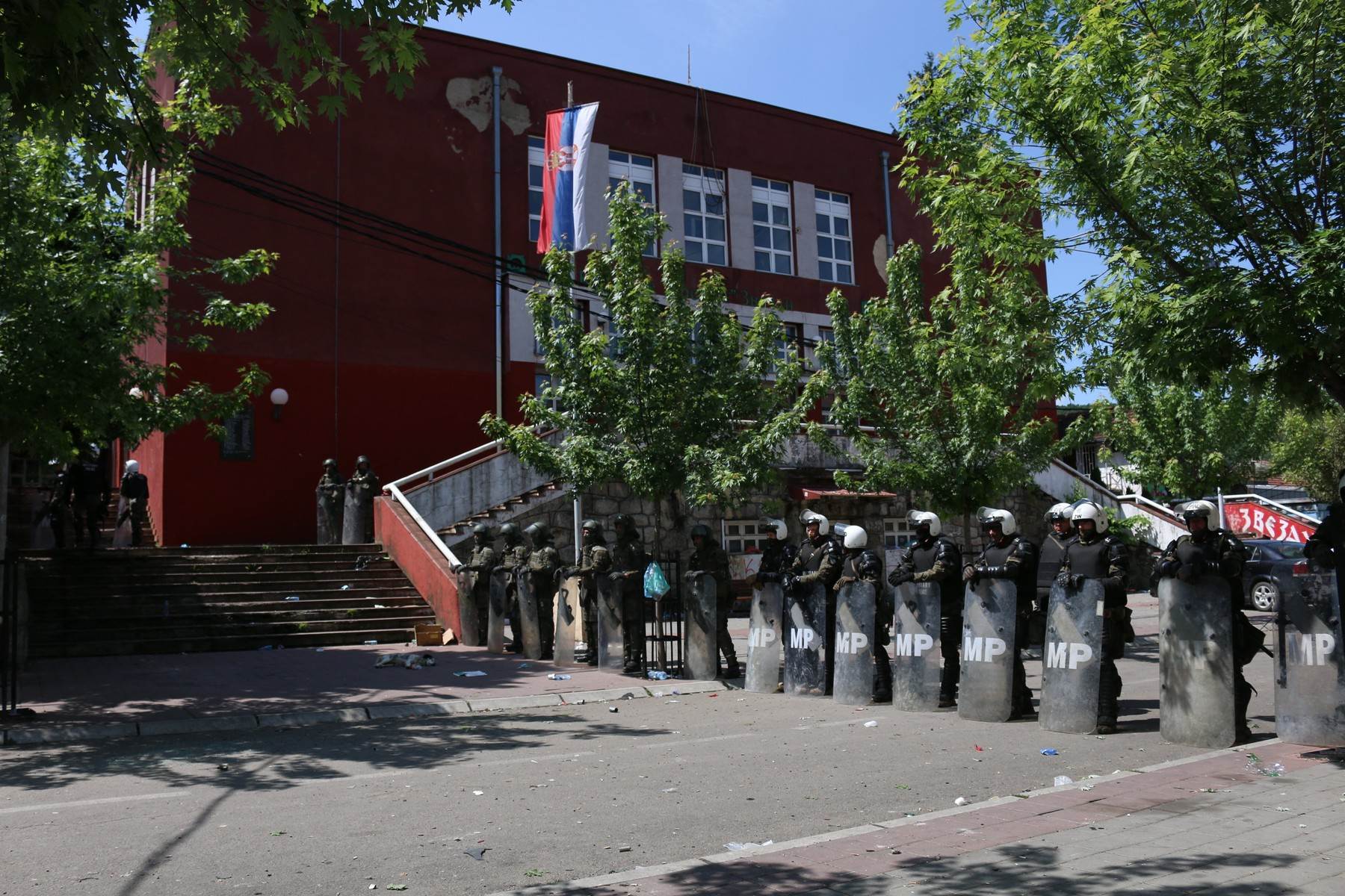 KFOR osigurava zgradu općine u Zvečanu na sjeveru Kosova   KFOR osigurava zgradu općine u Zvečanu na sjeveru Kosova