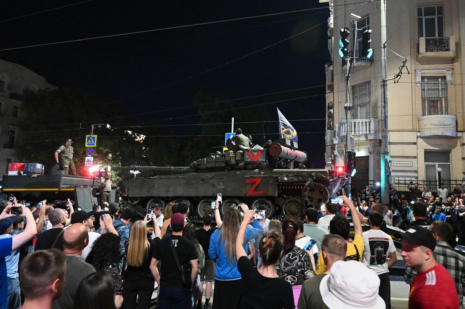 Stanovnici Rostova na Donu skandiraju wagnerovcima Stanovnici Rostova na Donu skandiraju wagnerovcima