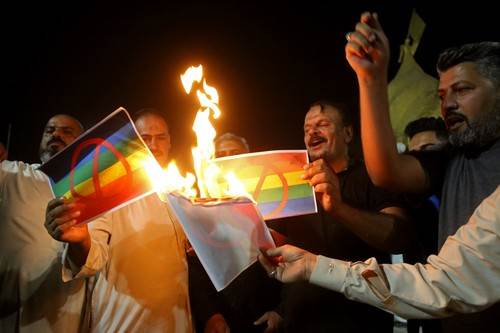 spaljivanje LGBT zastava u Bagdadu spaljivanje LGBT zastava u Bagdadu