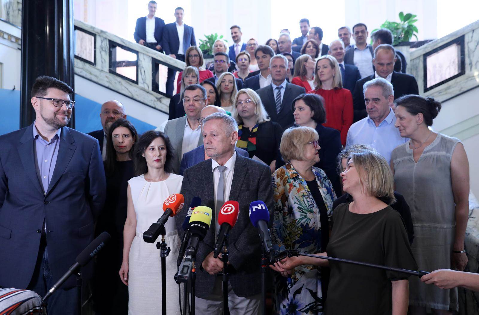 Oporba napušta sjednicu Sabora Oporba napušta sjednicu Sabora