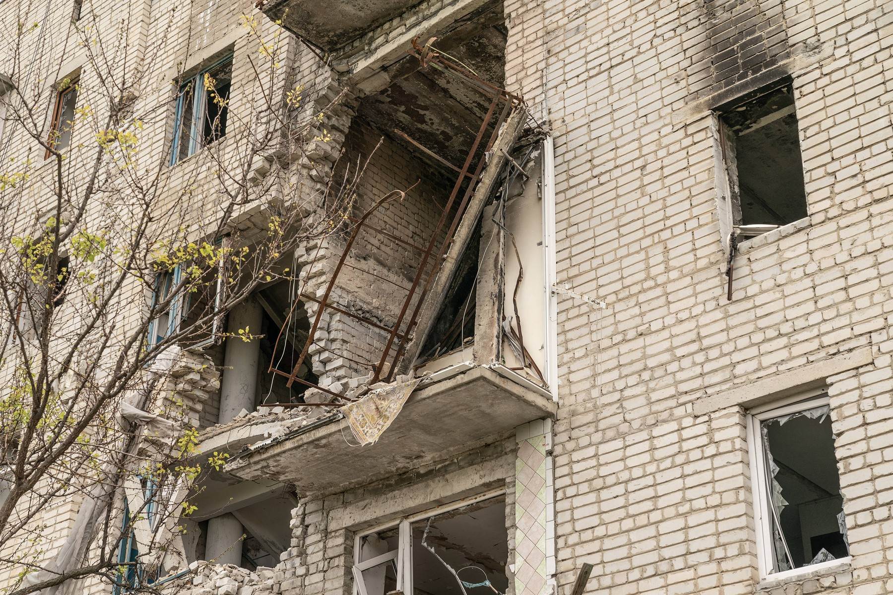  Oštećena zgrada u Harkivu 