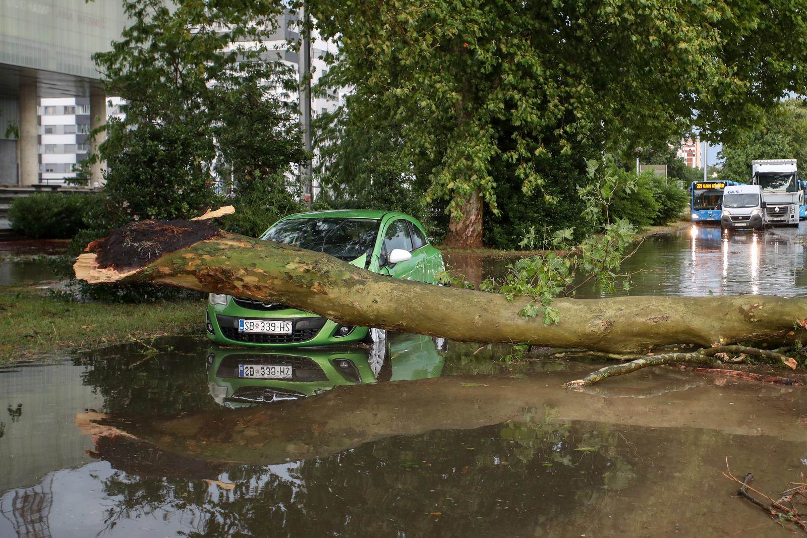 Olujno nevrijeme u Zagrebu Olujno nevrijeme u Zagrebu