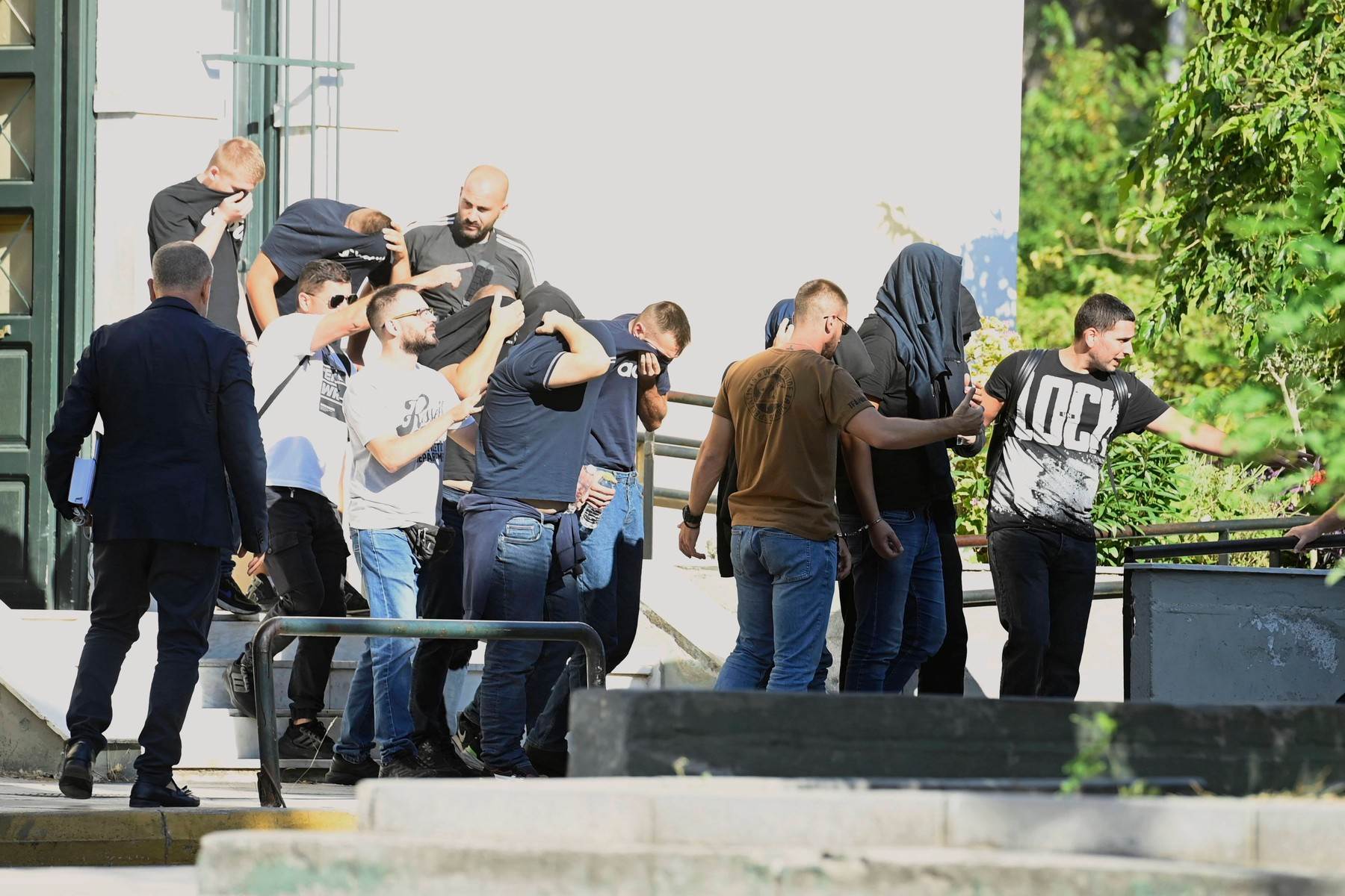 privođenje Dinamovih navijača u Ateni nakon huliganskih nereda   privođenje Dinamovih navijača u Ateni nakon huliganskih nereda