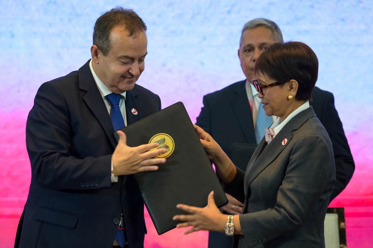 Srbijanski ministar vanjskih poslova Ivica Dačić na summitu ASEAN-a u Jakarti   Srbijanski ministar vanjskih poslova Ivica Dačić na summitu ASEAN-a u Jakarti
