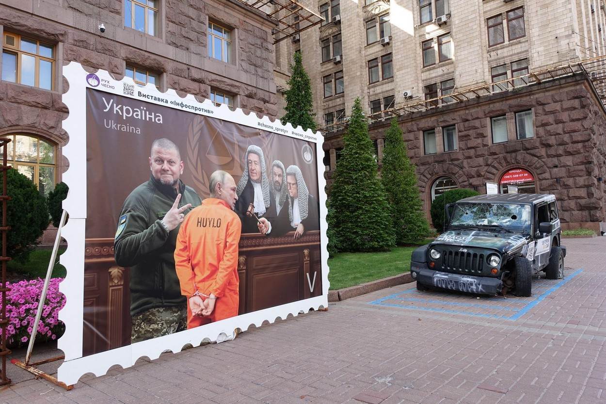 ukrajinski plakat kojim se traži uhićenje ruskog predsjednika Vladimira Putina zbog zločina u Ukrajini 