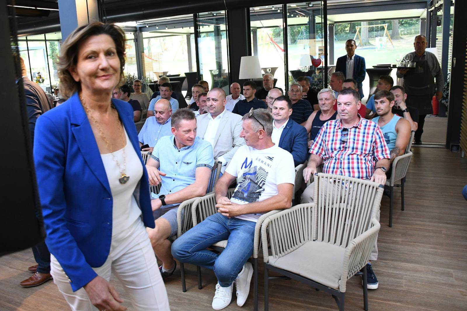 Martina Dalić na susretu s poljoprivrednim proizvođačima Martina Dalić na susretu s poljoprivrednim proizvođačima