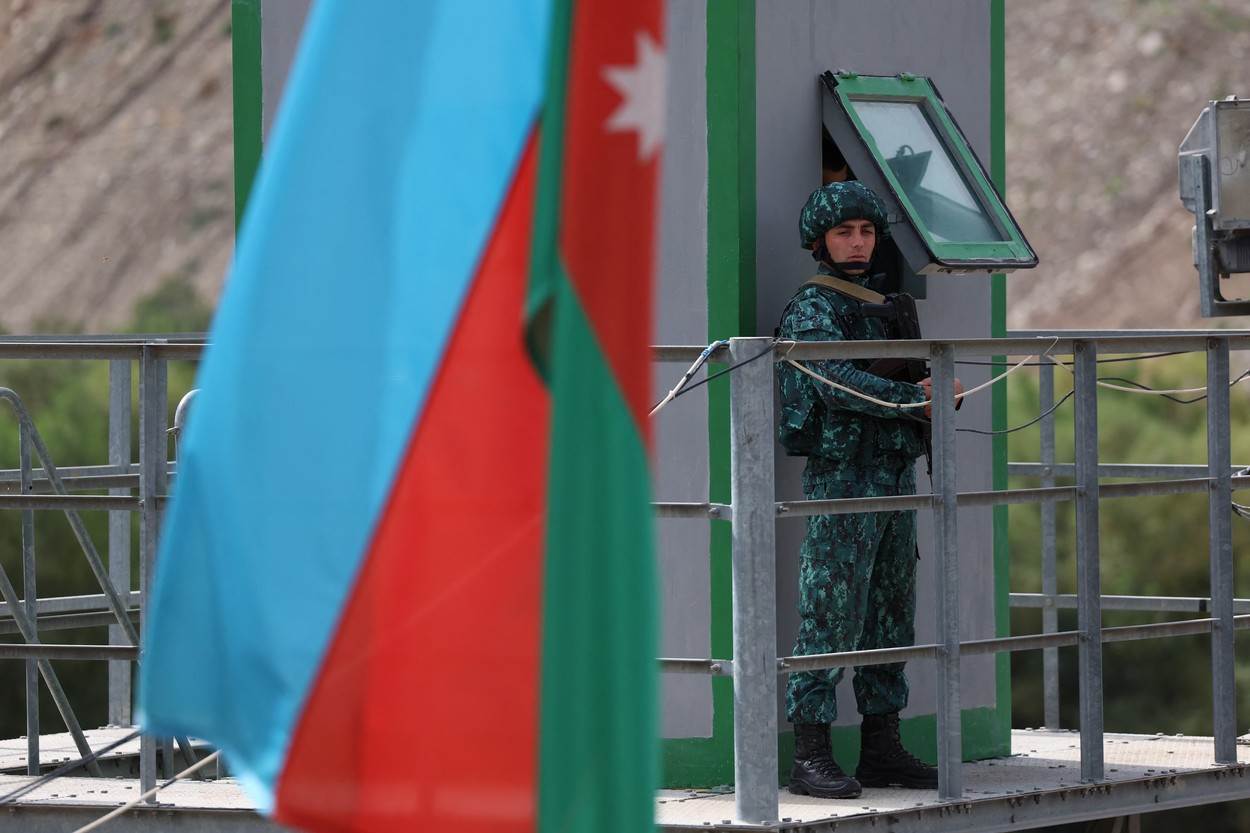 Azerbajdžanski vojnik na granici s Armenijom Azerbajdžanski vojnik na granici s Armenijom