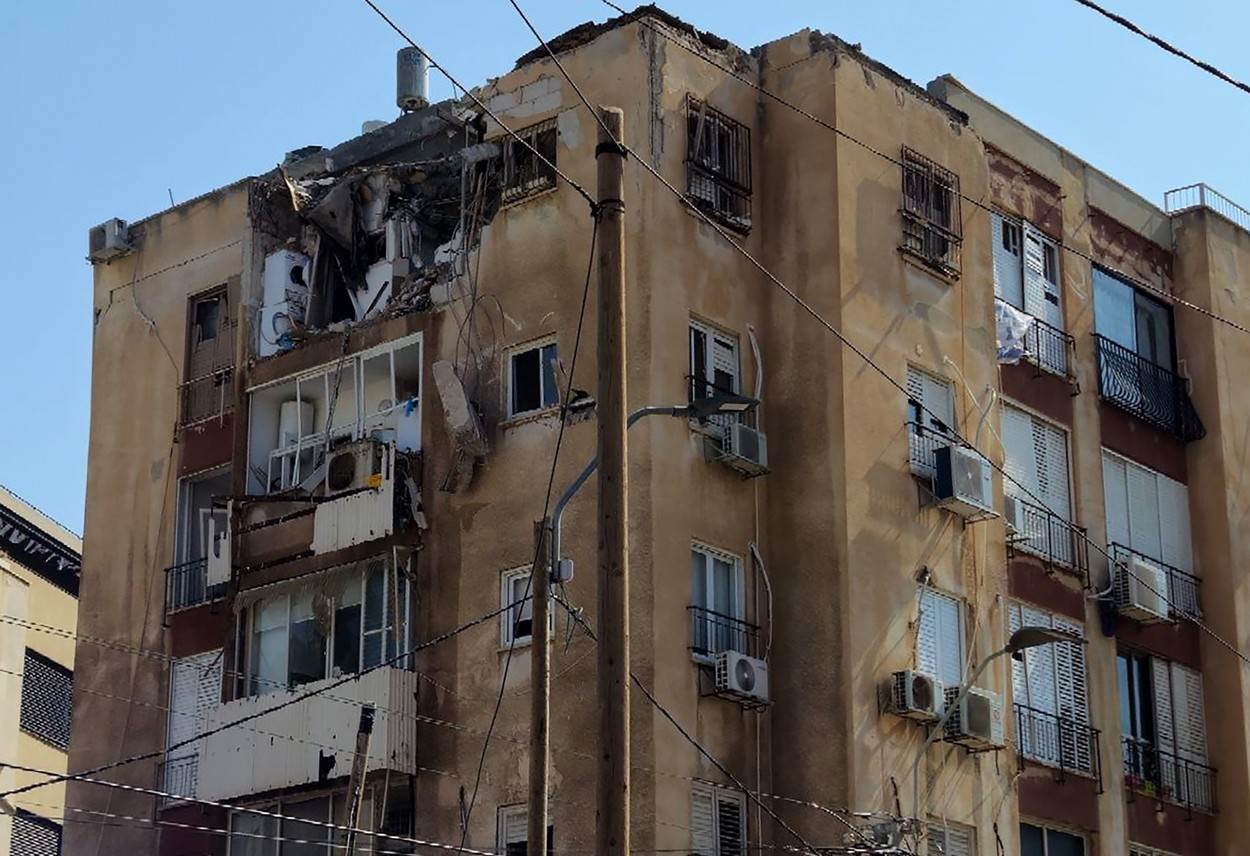  Zgrada u Tel Avivu koju su pogodili projektili ispaljeni iz Gaze 
