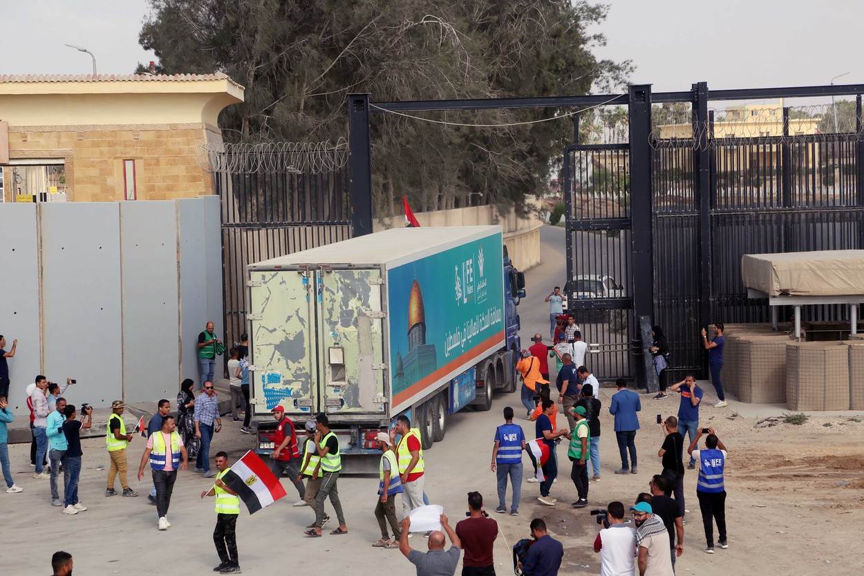  Humanitarna pomoć preko graničnog prijelaza Rafah ulazi iz Egipta u Gazu 