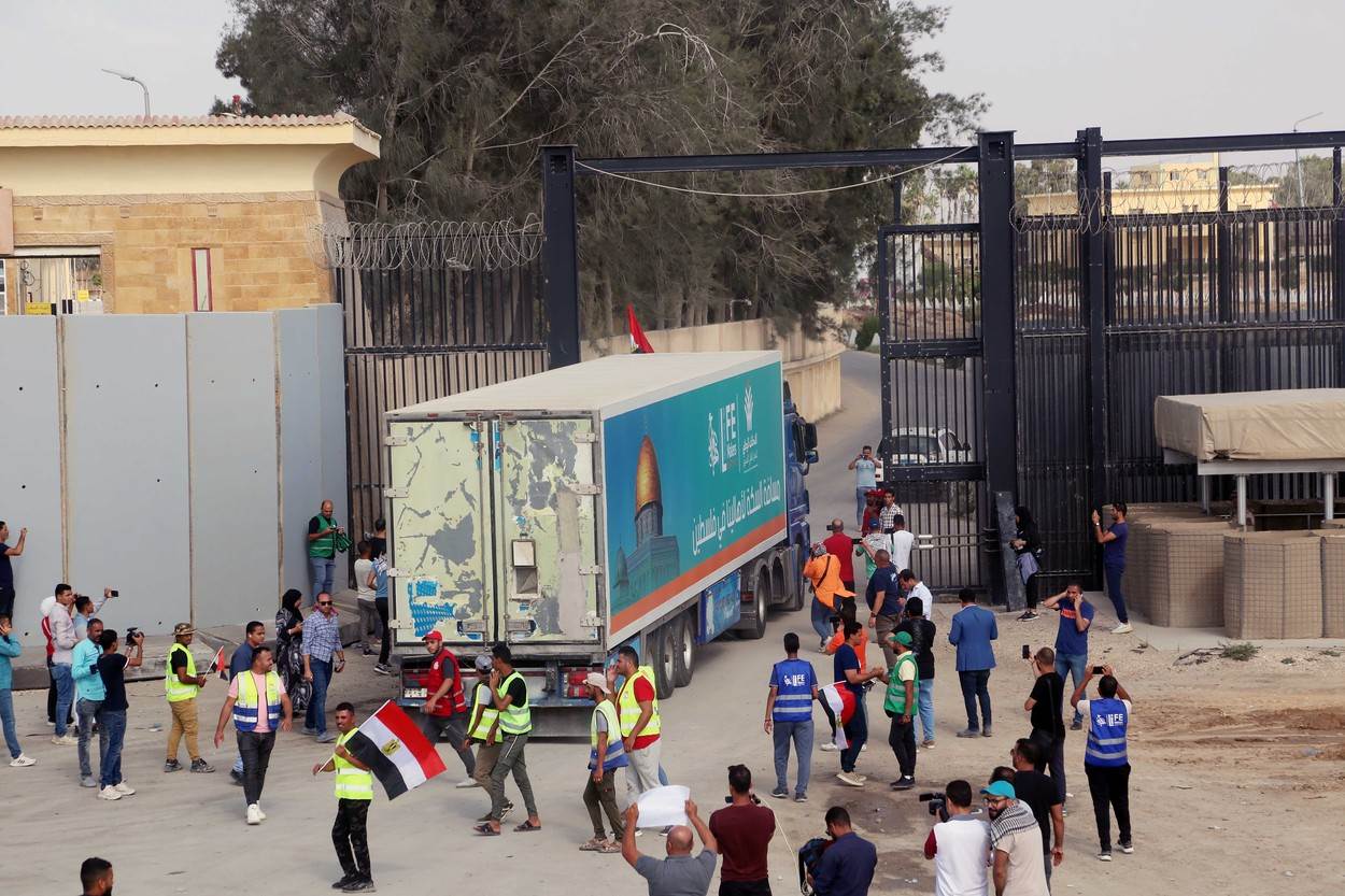 Humanitarna pomoć preko graničnog prijelaza Rafah ulazi iz Egipta u Gazu Humanitarna pomoć preko graničnog prijelaza Rafah ulazi iz Egipta u Gazu