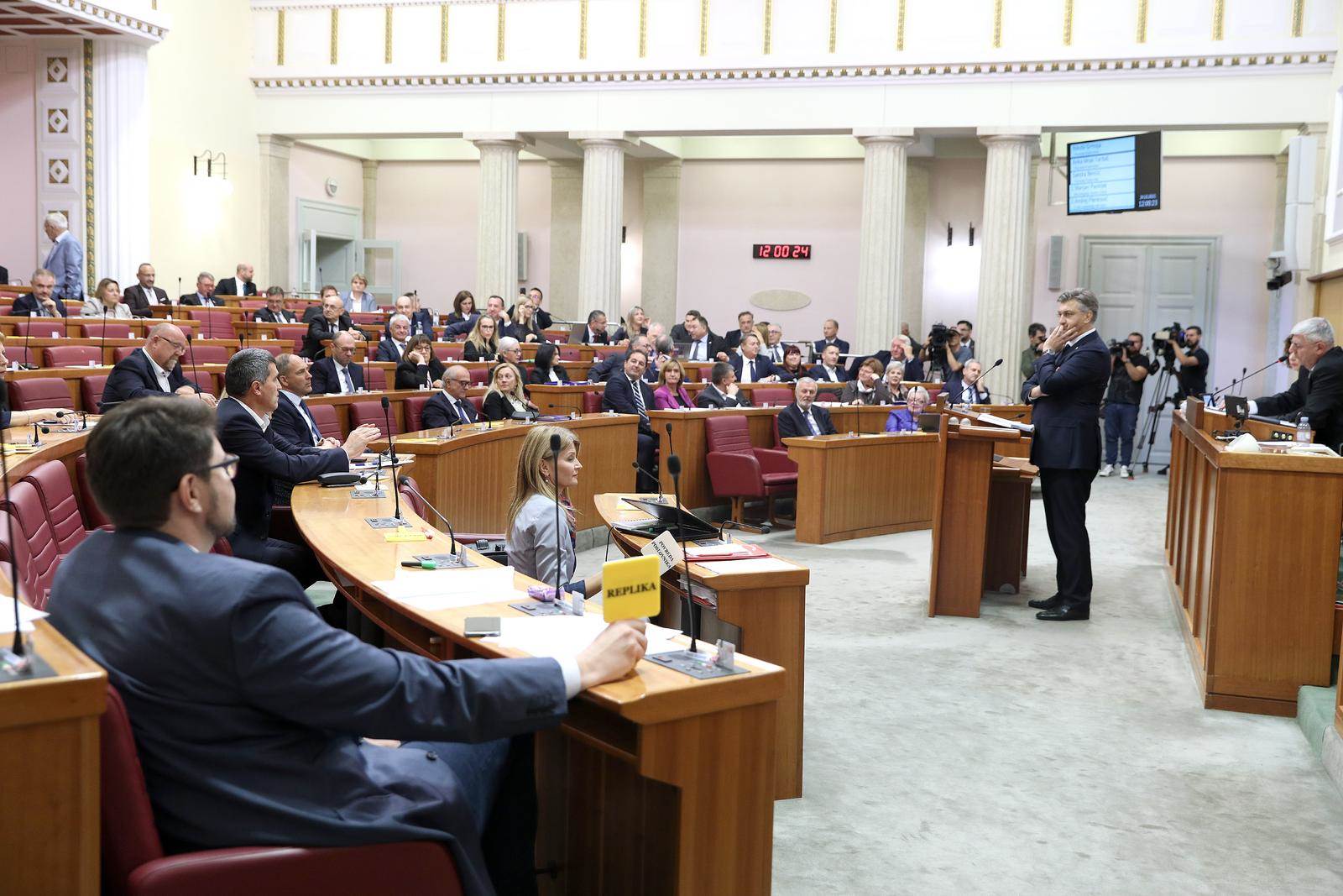  Oporbeni zastupnici lupanjem ometaju premijera Andreja Plenkovića u izlaganju o radu Vlade 