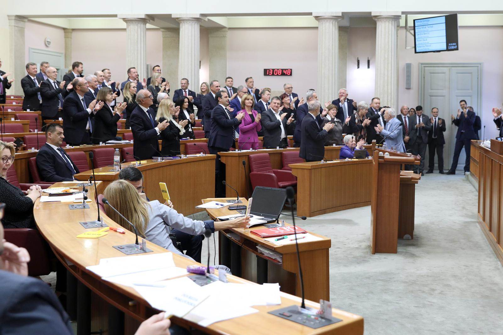  Zastupnici HDZ-a oduševljeno plješću šefu stranke i Vlade 