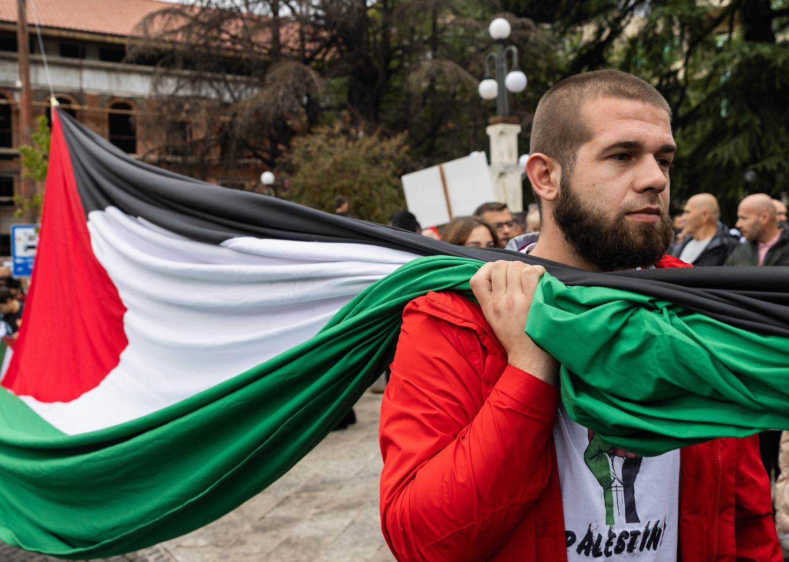 Sudionik propalestinskog prosvjeda u istočnom dijelu Mostara   Sudionik propalestinskog prosvjeda u istočnom dijelu Mostara