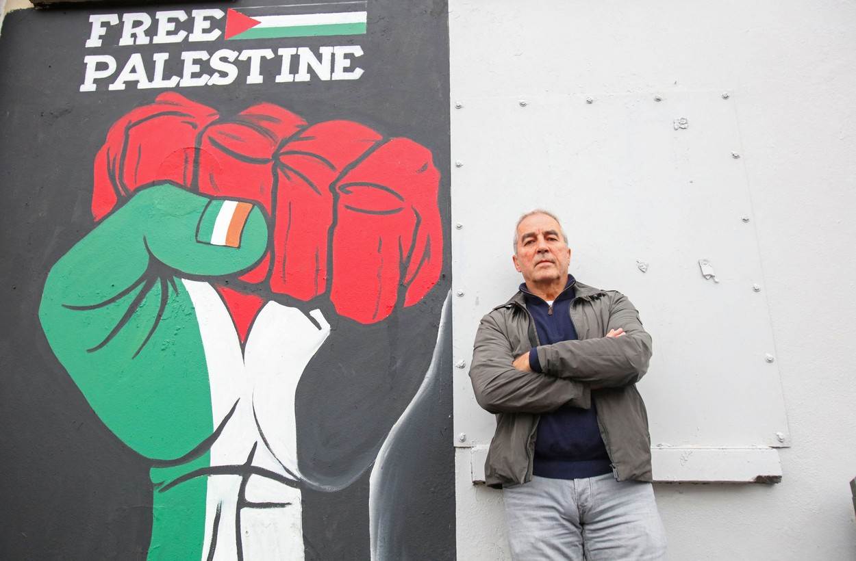  Zastupnik Sinn Feina Pat Sheehan ispred propalestinskog murala u Belfastu 