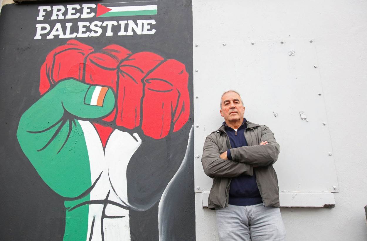 Zastupnik Sinn Feina Pat Sheehan ispred propalestinskog murala u Belfastu Zastupnik Sinn Feina Pat Sheehan ispred propalestinskog murala u Belfastu
