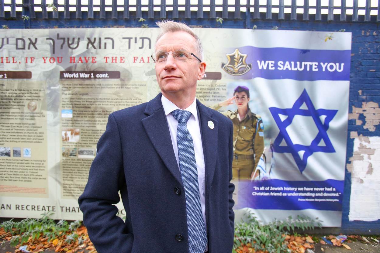  Zastupnik unionističkog DUP-a Brian Kingston pred proizraelskim plakatom u Belfastu 