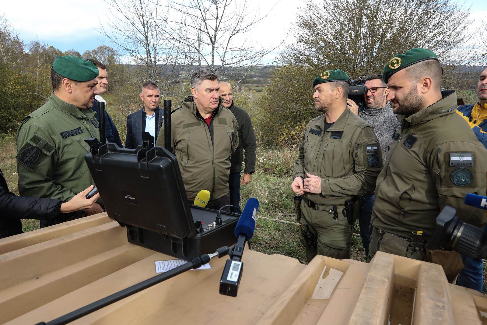 Zoran Milanović s policajcima na granici s BiH Zoran Milanović s policajcima na granici s BiH