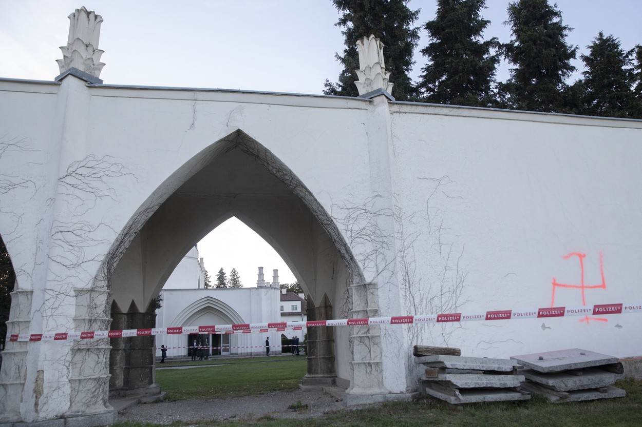 Nacistički grafiti na zidu groblja u Beču   Nacistički grafiti na zidu groblja u Beču