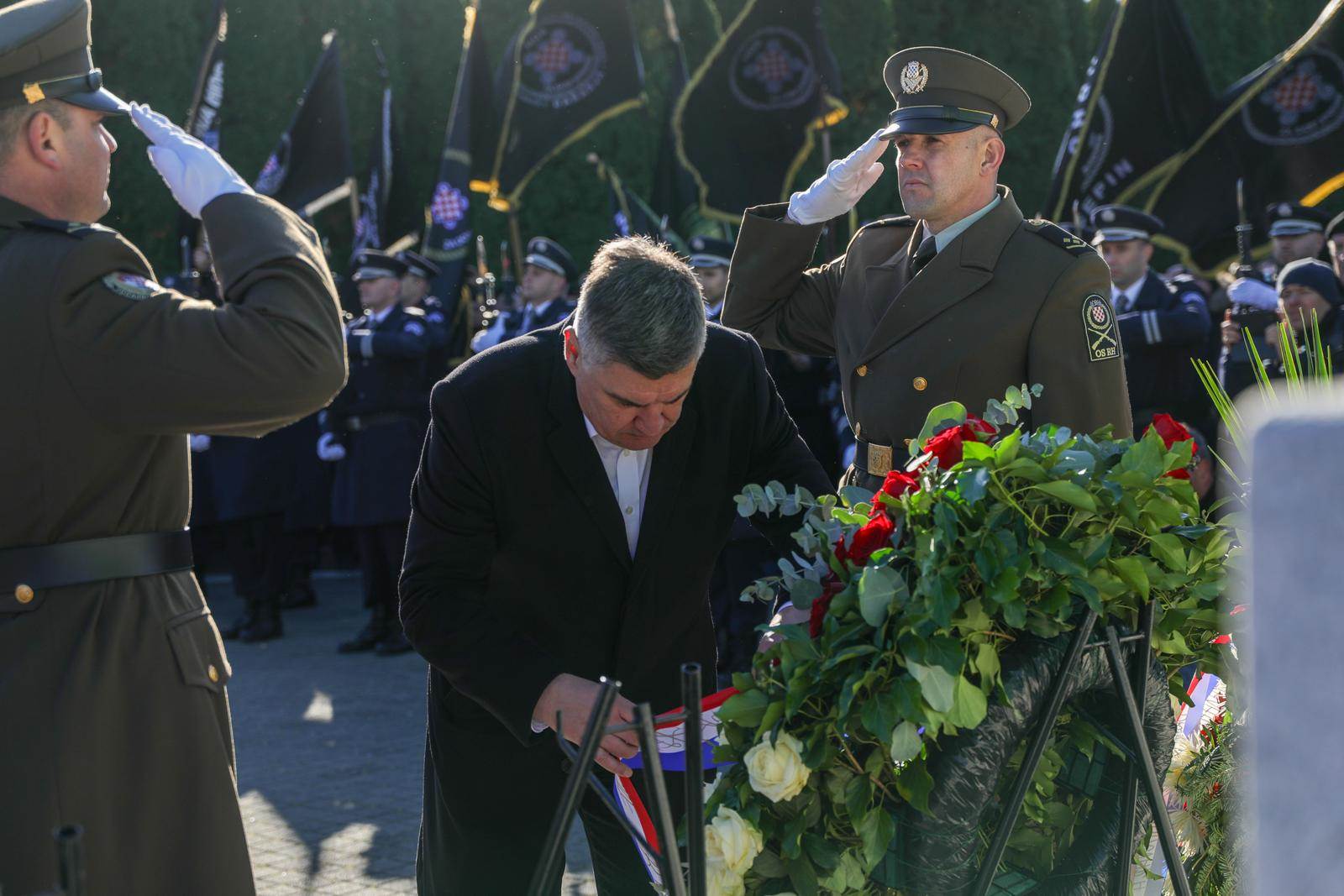  Zoran Milanović polaže vijenac na Memorijalnom groblju u Vukovaru 