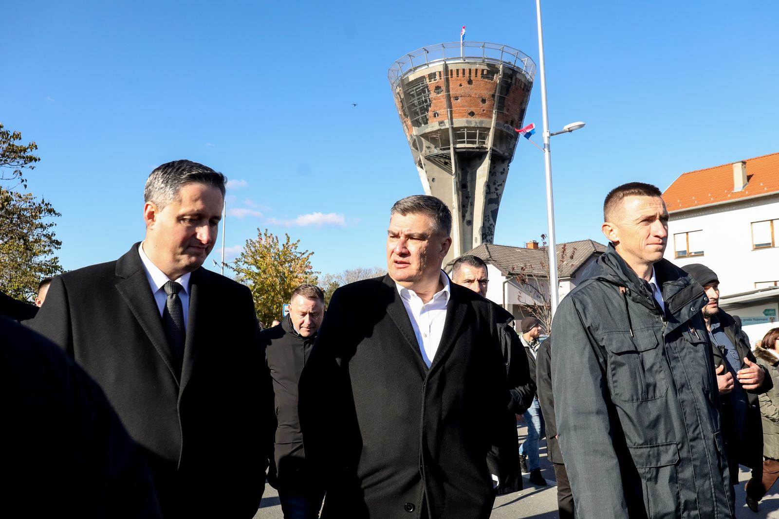 Član Predsjedništva BiH Denis Bećirović, predsjednik Zoran Milanović i gradonačelnik Vukovara Ivan Penava u Koloni sjećanja u Vukovaru   Član Predsjedništva BiH Denis Bećirović, predsjednik Zoran Milanović i gradonačelnik Vukovara Ivan Penava u Koloni sjećanja u Vukovaru