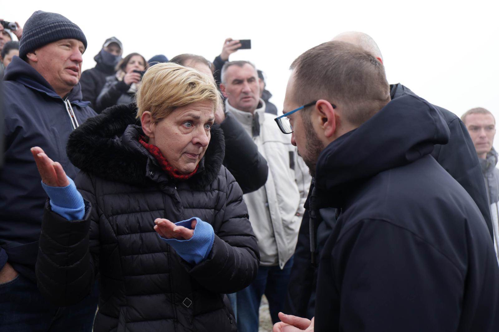  Stanovnici Jakuševca u razgovoru s gradonačelnikom Tomislavom Tomaševićem nakon novog odrona otpada 