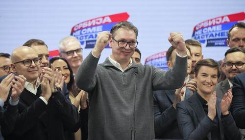  Srbijanski predsjednik Aleksandar Vučić proglašava objedu svoje stranke na izvanrednim parlamentarnim izborima 