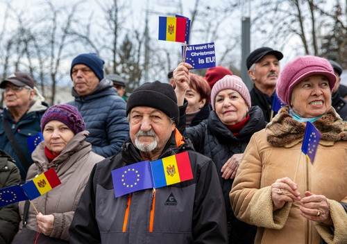 Moldavci slave otvaranje pregovora o ulasku u EU Moldavci slave otvaranje pregovora o ulasku u EU