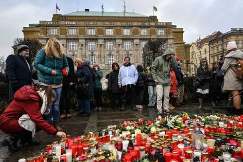  Građani pale svijeće za žrtve masakra na Karlovom sveučilištu u Pragu 