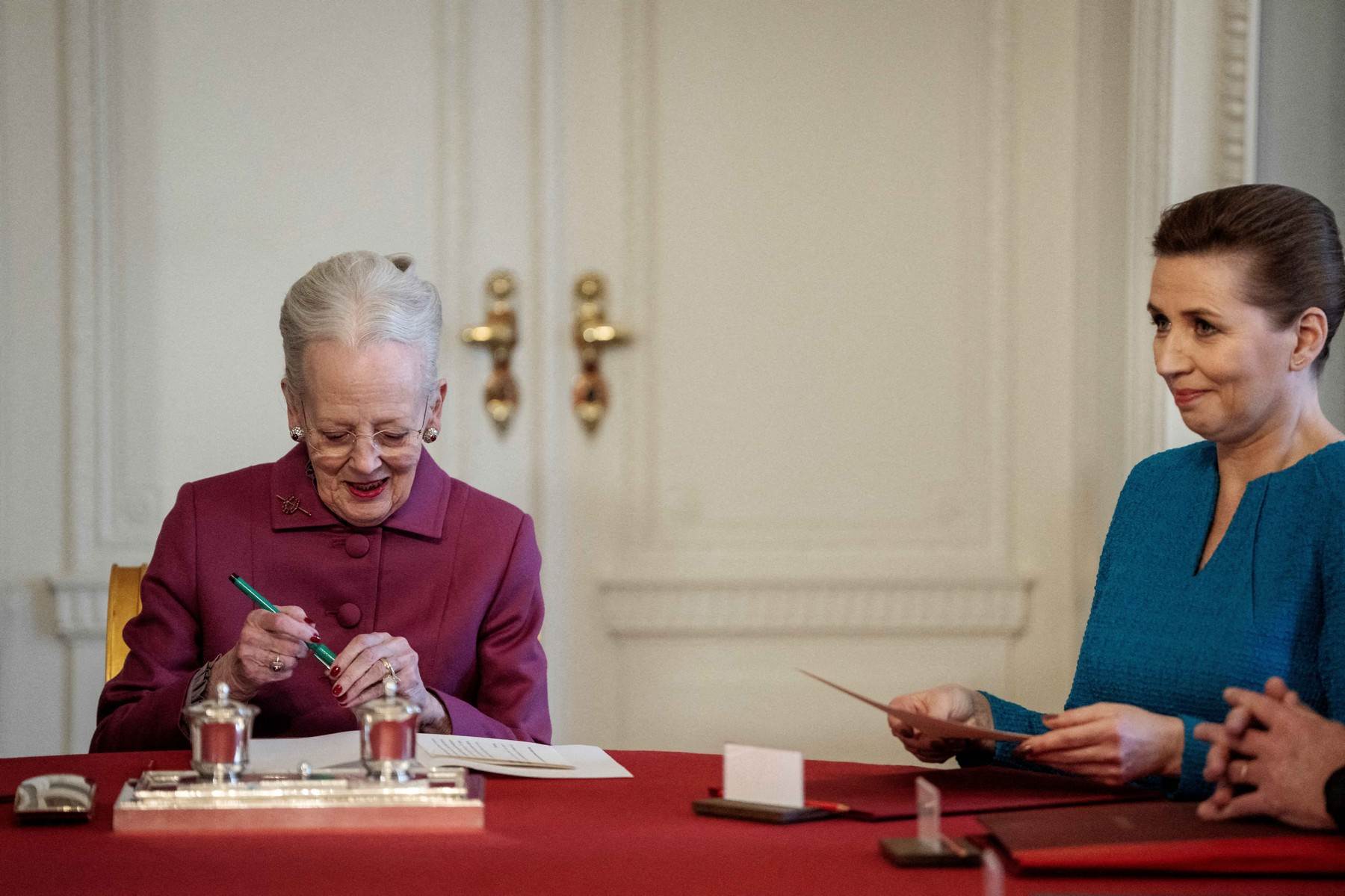  Danska kraljica Margareta II. potpisuje abdikaciju 