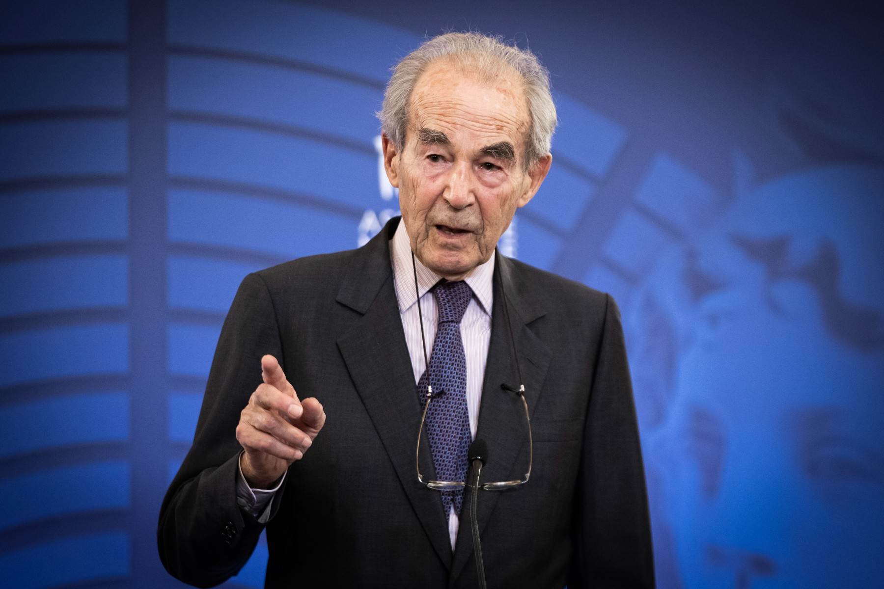  Robert Badinter 