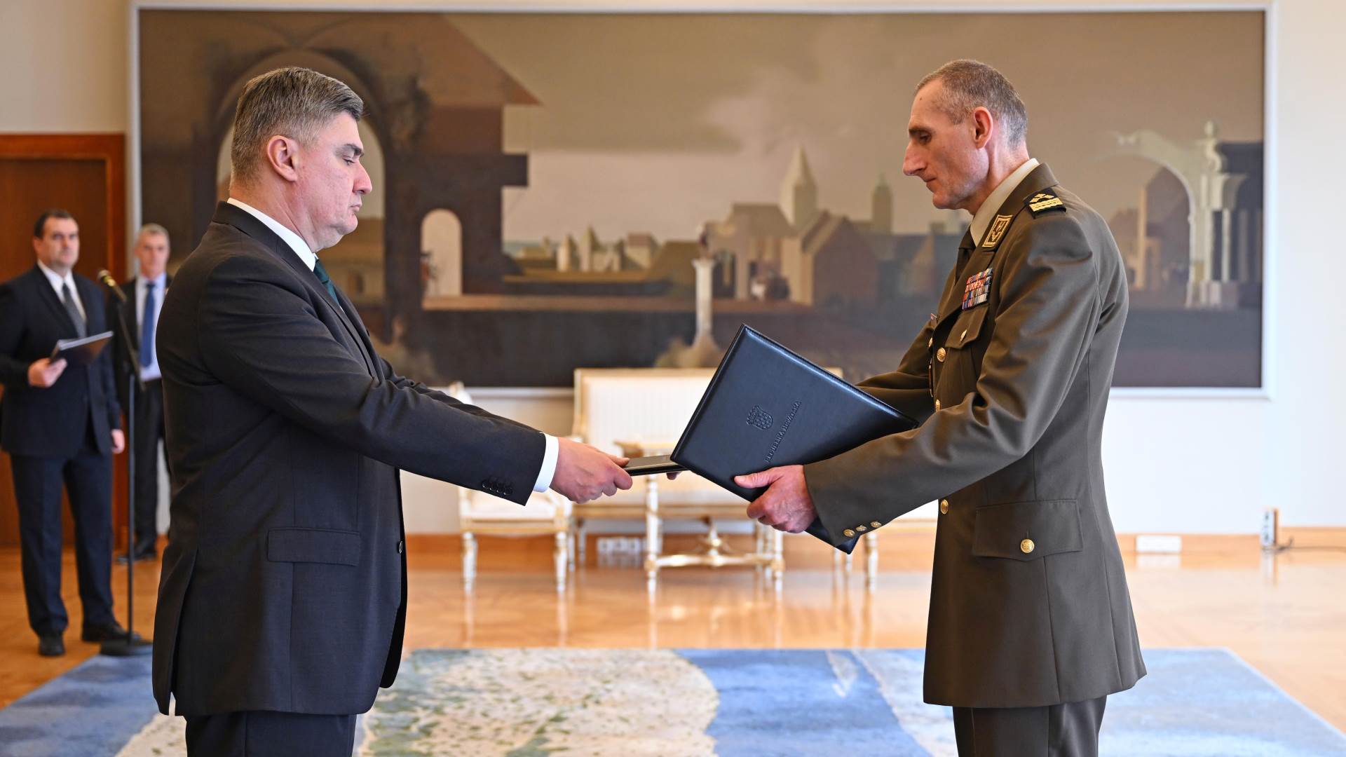 Zoran Milanović imenuje Tihomira Kundida za načelnika Glavnog stožera OSRH   Zoran Milanović imenuje Tihomira Kundida za načelnika Glavnog stožera OSRH