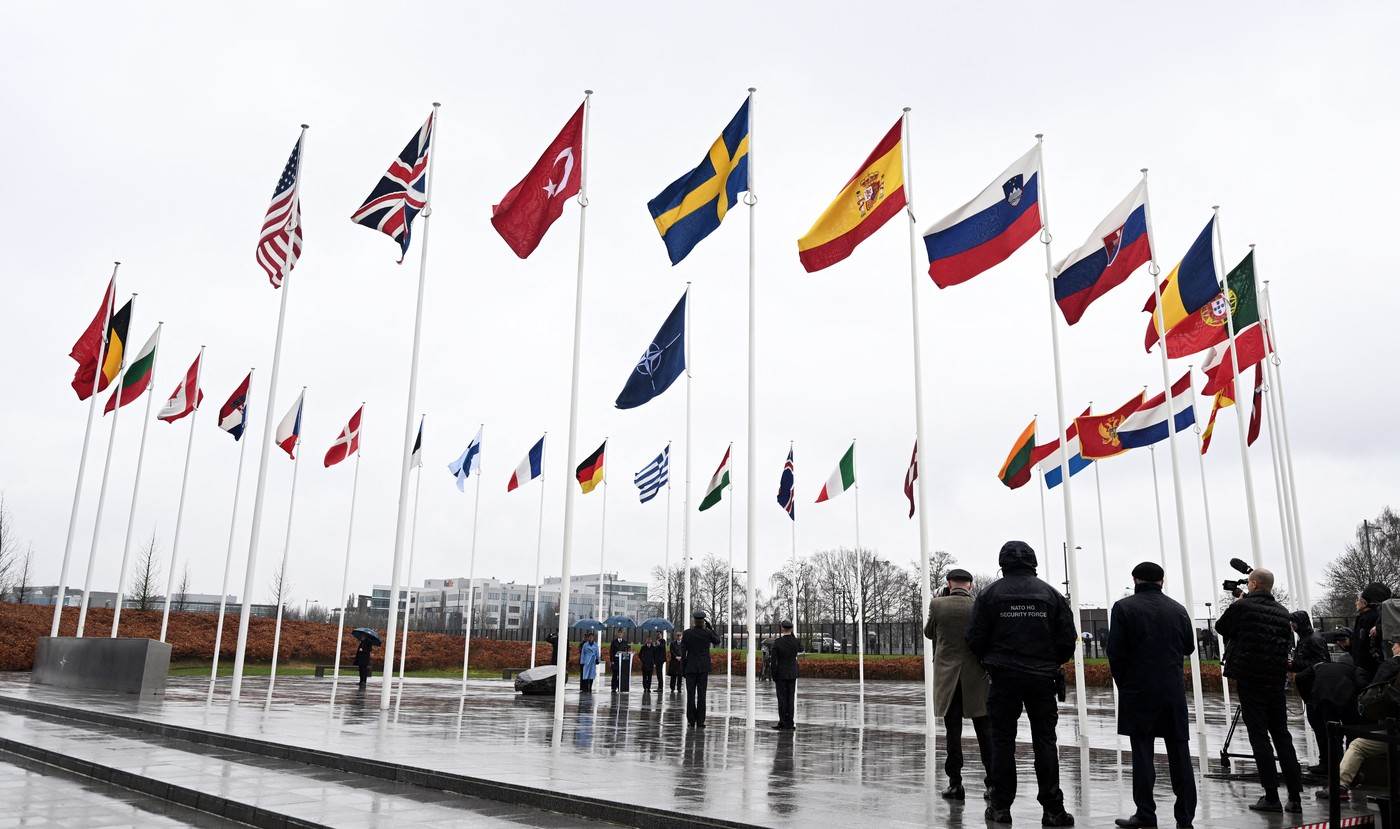 Švedska zastava pred sjedištem NATO-au Bruxellesu Švedska zastava pred sjedištem NATO-au Bruxellesu