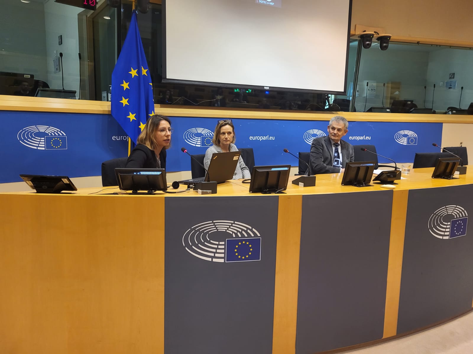 Sanja Pavić ispred Gonga izlaže u Europskom parlamentu.jpeg Sanja Pavić ispred Gonga izlaže u Europskom parlamentu.jpeg
