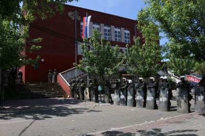 KFOR osigurava zgradu općine u Zvečanu na sjeveru Kosova KFOR osigurava zgradu općine u Zvečanu na sjeveru Kosova