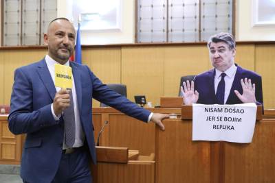 Hrvoje Zekanović s lutkom Zorana Milanovića  Hrvoje Zekanović s lutkom Zorana Milanovića