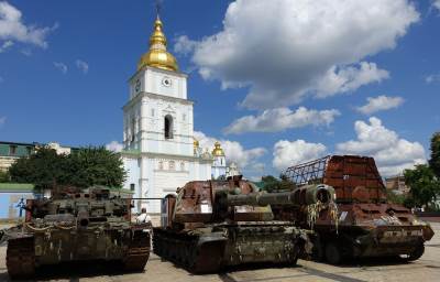 zarobljeni ruski tenkovi izloženi u Kijevu 