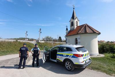 Kontrolni punkt slovenske policije na granici s Hrvatskom Kontrolni punkt slovenske policije na granici s Hrvatskom