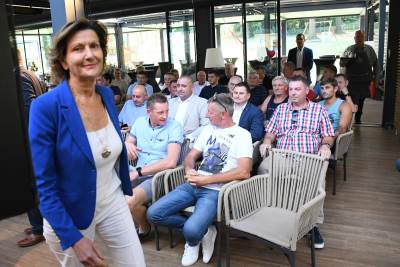 Martina Dalić na susretu s poljoprivrednim proizvođačima Martina Dalić na susretu s poljoprivrednim proizvođačima