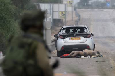 Izraelski vojnik na granici s Gazom i ubijeni militant Hamasa Izraelski vojnik na granici s Gazom i ubijeni militant Hamasa