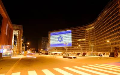 Zgrada Europske komisije u Bruxellesu u bojama izraelske zastave nakon napada Hamasa na Izrael Zgrada Europske komisije u Bruxellesu u bojama izraelske zastave nakon napada Hamasa na Izrael