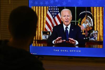 Američki predsjednik Joe Biden obraća se naciji iz Ovalnog ureda u Bijeloj kući Američki predsjednik Joe Biden obraća se naciji iz Ovalnog ureda u Bijeloj kući