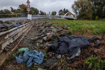 Odjeća koju su migranti ostavili s mađarske strane granice sa Slovačkom 