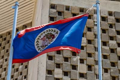 Zastava Belizea pred nacionalnim parlamentom u Belmopanu 