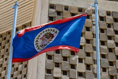 Zastava Belizea pred nacionalnim parlamentom u Belmopanu Zastava Belizea pred nacionalnim parlamentom u Belmopanu