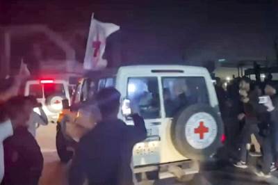 Crveni križ prevozi taoce preko graničnog prijelaza Rafah u Egipat Crveni križ prevozi taoce preko graničnog prijelaza Rafah u Egipat