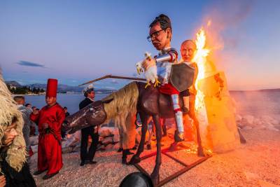 Spaljivanje lutki Vučića i Putina na karnevalu u Kaštelima  Spaljivanje lutki Vučića i Putina na karnevalu u Kaštelima